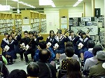 書架を背に演奏（西図書館　「津軽三味線の夕べ」）