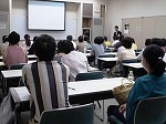 次から次へと質問が続きました（熱田図書館　講演会「すてきなインテリアの収納術」）