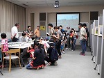 皆さん時間を忘れて楽しんでいました（熱田図書館　開館55周年事業「鉄道模型を楽しもう」）