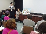 図書館職員が紙芝居「ミツバチのかんのんちゃん」を演じました（南図書館　「ミツバチ蜜蝋キャンドルづくり＆ミツバチのおはなし」）