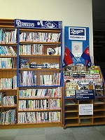 スポーツ図書コーナーの一角にドラゴンズ応援コーナーを新設しました。（東図書館　中日ドラゴンズ応援コーナーを新設しました！）