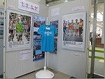 ポスターや写真、フィニッシャーＴシャツなどを展示しています。（東図書館　パネル展示「マラソンフェスティバル ナゴヤ・愛知」と関連本の展示）