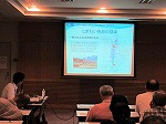 スライドを使った解説。(港図書館 講演会「もっと知りたい中川運河」)