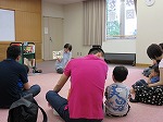 パパと一緒に見る絵本も楽しいね。（港図書館　「お父さんのためのわらべうたと絵本の会」）