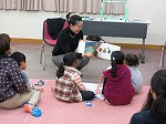 みんなもよく知っている『はらぺこあおむし』は英語での読み聞かせ。（港図書館　「外国語でおはなし会」）