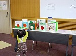 「りんご」の絵本も何冊かご紹介しました。（港図書館　手づくり布の一枚絵本講座「りんごの木」）