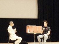 リラックスした雰囲気の中、トークが進みました(向かって右側が中村さん)(瑞穂図書館 「新館オープン記念行事 中村直志トークショー」)