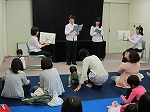 「かもさんおとおり」を楽しみました。（中川図書館　「親子で楽しむ絵本の世界」）