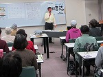 初めに腹式呼吸や発声について学びました。（中川図書館　「長寿イキイキ音読教室」）