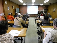 熱心にお話を聞いています（守山図書館　講座「石の部屋と石の棺　－守山の後期古墳－」）の大きな画像へ