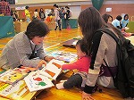 どんな本かな？読み聞かせもしました。（天白図書館　「天白おやこ子育て広場 in Winter 2016」に参加しました）