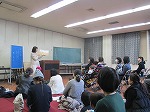 赤ちゃんも一緒でしたが、みなさん熱心に聞いていました。（天白図書館　講演会「絵本で楽しく子育て～なぜ子どもに絵本を読むの？～」）