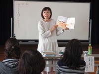 自作を読み聞かせ(山田図書館 開館10周年記念行事【6】絵本作家講演会「絵本で楽しく子育て」)
