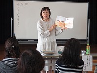 自作を読み聞かせ（山田図書館　開館10周年記念行事【6】絵本作家講演会「絵本で楽しく子育て」）