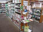 ティーンズの皆さんのオススメ本も展示中！！（富田図書館　「ティーンズコーナー」を新設しました！）