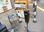 現在のテルミンはとてもスタイリッシュです。（富田図書館　コンサート「謎！？の電子楽器テルミンの調べ」）