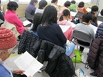 みんなで歌っています。（富田図書館 朗読会）