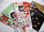 つまみ細工の本はこの他にもあります。（富田図書館　手作り講座「つまみ細工の髪飾り」）