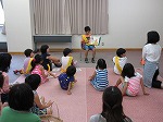 本の読み聞かせをしています