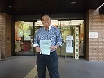 河村市長。「徳川宗春と河村秀根」パンフレットとともに。（鶴舞中央図書館　「昭和区民まつり」に参加しました）