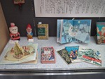 カードや絵本も展示しています（鶴舞中央図書館　「世界のサンタクロース展」）の大きな画像へ