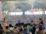 鶴舞公園を背にしての演奏です。（鶴舞中央図書館　「名古屋市公會堂クラシック廣間Vol.9」）