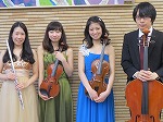 四人の若手演奏家です。（鶴舞中央図書館　「名古屋市公會堂クラシック廣間Vol.9」）