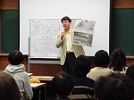 後半は新聞の記事を読みながら、練習しました。（鶴舞中央図書館　「庄野アナといっしょに！はつらつ音読教室」）