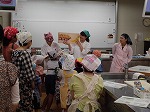はじめに絵本をよみました（西図書館・名古屋文理大学短期大学部連携「食育講座（シニア向け・親子向け）を開催しました）