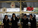 西陵高校美術部のみなさん。（西図書館　「ハロウィンの飾りをディスプレイしました」）