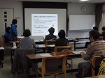 認知症予防についての講義の様子（西図書館　「元気でいきいき～介護予防講座」）
