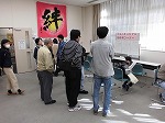 詰将棋と真剣に向き合う参加者。解けたでしょうか？（熱田図書館　「強い人と指してみよう！楽しいふれあい将棋会」）