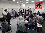 フリー対局場では会場に居合わせた人同士で子どもも大人も楽しんでいただきました。（熱田図書館　「強い人と指してみよう！楽しいふれあい将棋会」）