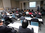 東日本大震災で被害を受けた陸前高田市について話す阪野係長（熱田図書館　「防災講演会 ～大震災から学ぶこと、熱田区だから備えること～」）