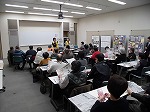 ワークショップでは新聞紙スリッパを作りました。（熱田図書館　「防災講演会 ～大震災から学ぶこと、熱田区だから備えること～」）