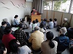 解説や問いかけを交えながら、紙芝居の読み聞かせをしています。（熱田図書館　「寺町熱田を学ぶ ～熱田百ケ寺とマインドフルネス体験～」）