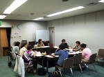 会の後半では、皆さん、打ち解けた雰囲気に。(南図書館 「参加してみよう公開読書会」)