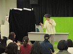 手あそびもみんな上手にできます。（東図書館　「小さい子向けおはなし会　冬のスペシャル」）