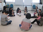 お子さんをおひざにのせてうたいます。（東図書館　「赤ちゃんとたのしむわらべうた」）