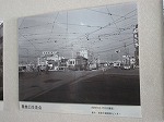 築地口交差点の様子です。なつかしいですね。（港図書館　パネル展示「港区～市電のある風景～」）