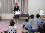 おはなし会の様子です（港図書館　「外国語でおはなし会」）