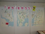 みんなで作った大きな手づくりマップ。思わず見入ってしまいます。（港図書館　パネル展示「高齢者・障害者が安心して暮らせるまちづくり」）