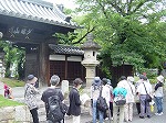 西来寺の門についての説明を受けています。（北図書館　暮らしのセミナー）