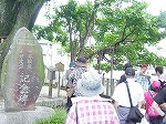 多奈波太神社の境内で神社と樹木の説明を受けています。（北図書館　暮らしのセミナー）