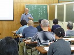 参加者の質問に答える講師（千種図書館　講演会「はじめての英語多読」を開催しました）