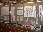 資料展示の様子（千種図書館　資料展示「郷土の偉人、伊藤圭介」）