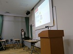 先生が話されている様子（湯煎）（西図書館　「知って得する！サバメシ　～毎日の食から災害に備える～」）