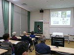 みなさん集中して聞いています。（西図書館　「知って得する！サバメシ　～毎日の食から災害に備える～」）