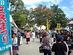 武者行列が前を通過（中川図書館・富田図書館　「中川区民まつりに参加しました」）