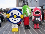 ゆるキャラ。左から人形のハボンと着ぐるみのハンドルキーパーくん、はくちゃん、ナッピー。（中川図書館　「はくちゃん夢の朝市」）